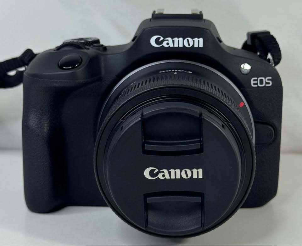 Canon R100 Camera With Lens